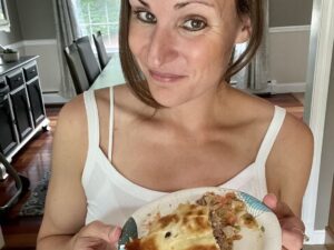 Therapist with a burger showing the power of intuitive eating