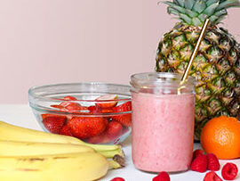 An image showing typical foods from weight loss programs including bananas, strawberries, and a smoothie.